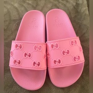 Gucci rubber GG slide